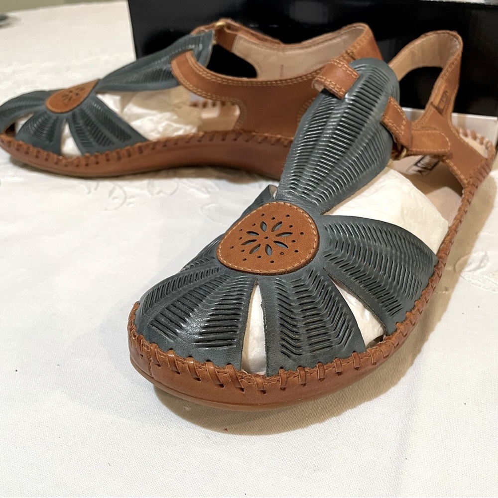 Voyage Raspberry Sandal size 10